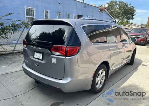 2017 Chrysler Pacifica Touring-L Plus z USA, uszkodzony, nr VIN 2C4RC1EGXHR660719